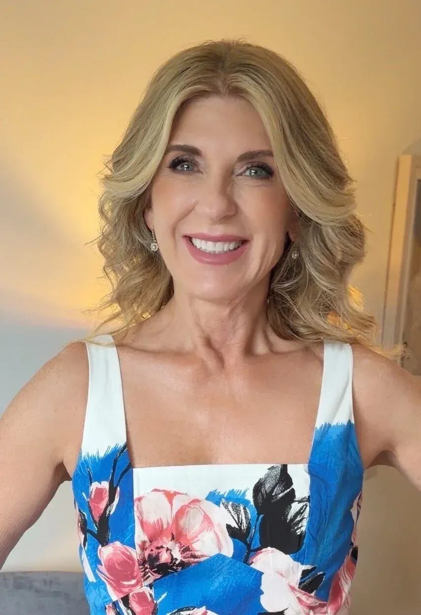Femme en robe à fleurs aux motifs bleus et roses